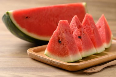 Tahta tabakta dilimlenmiş karpuz yemeye hazır, yaz mevsiminde tropik meyve.