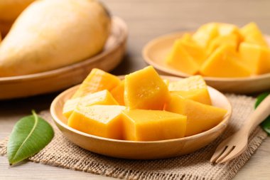 Tahta tabakta dilimlenmiş mango yemeye hazır, yaz mevsiminde tropikal meyve.