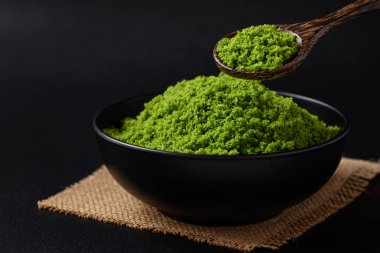 Kurtçuk ya da kara arka planda su yiyeceği sağlıklı, yenebilir, yüksek protein ve lif içeren küçük su bitkisi.