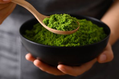 Kurtçuk ya da kaşık ve kâsede el ele tutuşan su ürünleri sağlıklı, yenilebilir, yüksek protein ve lif içeren küçük su bitkisi.