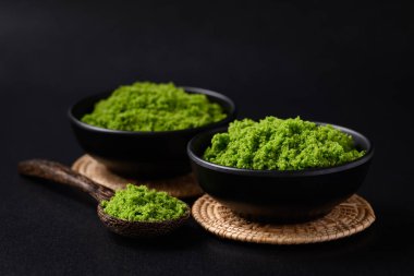 Kurtçuk ya da kara arka planda su yiyeceği sağlıklı, yenebilir, yüksek protein ve lif içeren küçük su bitkisi.