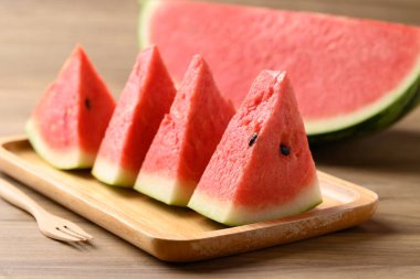 Tahta tabakta dilimlenmiş karpuz yemeye hazır, yaz mevsiminde tropik meyve.