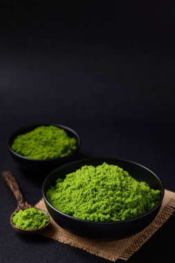 Kurtçuk ya da kara arka planda su yiyeceği sağlıklı, yenebilir, yüksek protein ve lif içeren küçük su bitkisi.