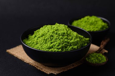 Kurtçuk ya da kara arka planda su yiyeceği sağlıklı, yenebilir, yüksek protein ve lif içeren küçük su bitkisi.