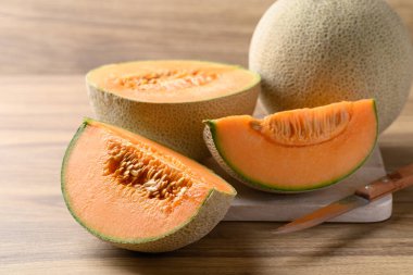 Turuncu kavun, misk karpuzu ya da tahta kesme tahtasında et kavunu, yaz mevsiminde meyve.