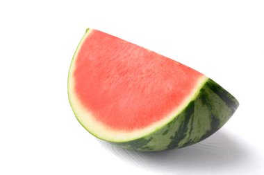 Beyaz arka planda dilimlenmiş kırmızı karpuz meyvesi, yaz mevsiminde tropik meyve.