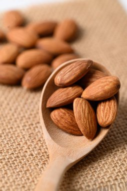 Tahta kaşıkta çiğ badem fıstığı tohumu