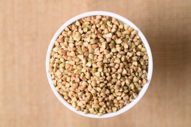 Kâsede organik karabuğday tohumu, yiyecek malzemesi, üst manzara.