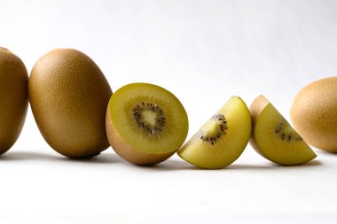 Beyaz arka planda taze bataklık kivi meyvesi, sağlıklı beslenme.