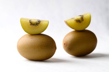 Beyaz arka planda taze bataklık kivi meyvesi, sağlıklı beslenme.