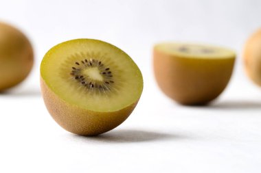 Beyaz arka planda taze bataklık kivi meyvesi, sağlıklı beslenme.