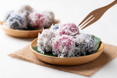 Tayland hindistan cevizi topu (Khanom Tom), Hindistan ceviziyle doldurulmuş ve doğranmış hindistan cevizi ile kaplanmış haşlanmış pirinç unundan yapılan geleneksel Tayland tatlısıdır.