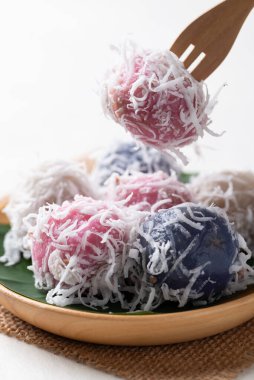 Tayland hindistan cevizi topu (Khanom Tom), Hindistan ceviziyle doldurulmuş ve doğranmış hindistan cevizi ile kaplanmış haşlanmış pirinç unundan yapılan geleneksel Tayland tatlısıdır.