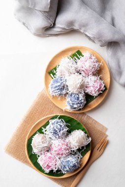 Tayland hindistan cevizi topu (Khanom Tom), Hindistan ceviziyle doldurulmuş ve doğranmış hindistan cevizi ile kaplanmış haşlanmış pirinç unundan yapılan geleneksel Tayland tatlısıdır.