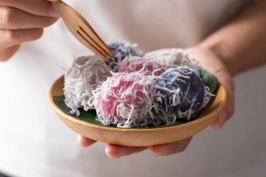 Tayland hindistan cevizi topu (Khanom Tom), Hindistan ceviziyle doldurulmuş ve doğranmış hindistan cevizi ile kaplanmış haşlanmış pirinç unundan yapılan geleneksel Tayland tatlısıdır.