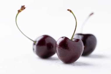 Temiz beyaz arka planda taze kirazlar, minimum stil, sağlıklı beslenme ve mevsimsel