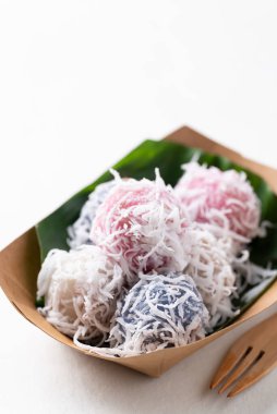 Tayland hindistan cevizi topu (Khanom Tom), Hindistan ceviziyle doldurulmuş ve doğranmış hindistan cevizi ile kaplanmış haşlanmış pirinç unundan yapılan geleneksel Tayland tatlısıdır.