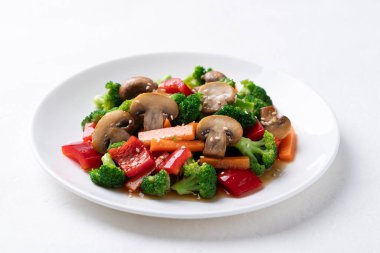 Kızarmış sebze, mantar, brokoli, dolma biber ve soya soslu havuç, Asya vejetaryen yemeği, sağlıklı beslenme.