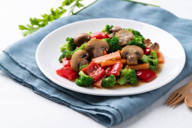 Kızarmış sebze, mantar, brokoli, dolma biber ve soya soslu havuç, Asya vejetaryen yemeği, sağlıklı beslenme.