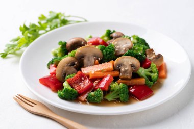 Kızarmış sebze, mantar, brokoli, dolma biber ve soya soslu havuç, Asya vejetaryen yemeği, sağlıklı beslenme.