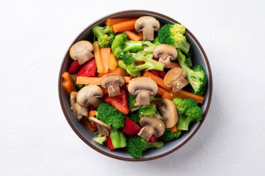 Kızarmış sebze, mantar, brokoli, dolma biber ve soya soslu havuç, Asya vejetaryen yemeği, sağlıklı beslenme.