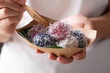 Tayland hindistan cevizi topu (Khanom Tom), Hindistan ceviziyle doldurulmuş ve doğranmış hindistan cevizi ile kaplanmış haşlanmış pirinç unundan yapılan geleneksel Tayland tatlısıdır.