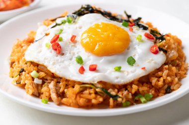 Kızarmış yumurta, domuz eti, susam tohumu, kırmızı biber, taze soğan ve beyaz tabakta deniz yosunu, Kore yemeği.