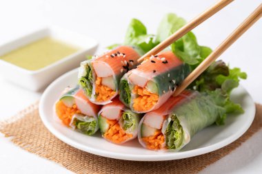 Yengeç sopasıyla salata rulosu, havuç, salatalık ve salatalık soslu pilav kağıdıyla sarılmış salata.