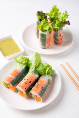 Yengeç sopasıyla salata rulosu, havuç, salatalık ve salatalık soslu pilav kağıdıyla sarılmış salata.