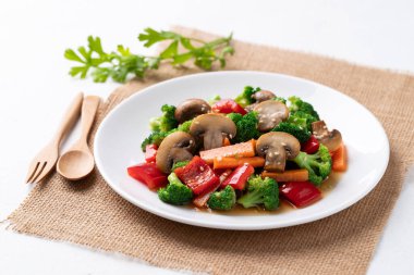 Kızarmış sebze, mantar, brokoli, dolma biber ve soya soslu havuç, Asya vejetaryen yemeği, sağlıklı beslenme.