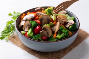 Kızarmış sebze, mantar, brokoli, dolma biber ve soya soslu havuç, Asya vejetaryen yemeği, sağlıklı beslenme.