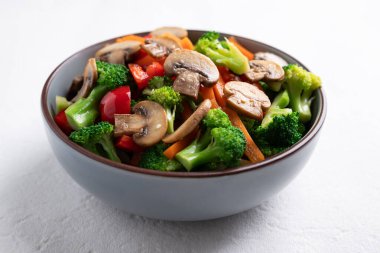 Kızarmış sebze, mantar, brokoli, dolma biber ve soya soslu havuç, Asya vejetaryen yemeği, sağlıklı beslenme.