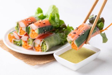 Yengeç sopasıyla salata rulosu, havuç, salatalık ve salatalık soslu pilav kağıdıyla sarılmış salata.