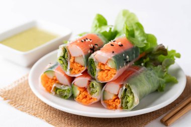 Yengeç sopasıyla salata rulosu, havuç, salatalık ve salatalık soslu pilav kağıdıyla sarılmış salata.