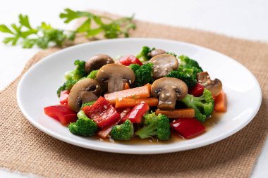 Kızarmış sebze, mantar, brokoli, dolma biber ve soya soslu havuç, Asya vejetaryen yemeği, sağlıklı beslenme.