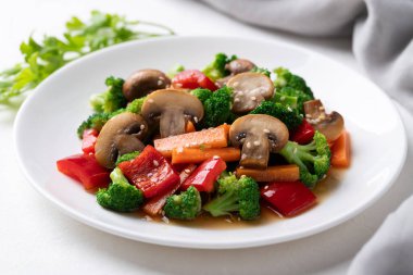 Kızarmış sebze, mantar, brokoli, dolma biber ve soya soslu havuç, Asya vejetaryen yemeği, sağlıklı beslenme.