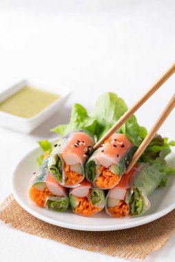 Yengeç sopasıyla salata rulosu, havuç, salatalık ve salatalık soslu pilav kağıdıyla sarılmış salata.