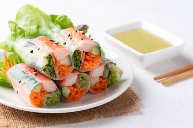 Yengeç sopasıyla salata rulosu, havuç, salatalık ve salatalık soslu pilav kağıdıyla sarılmış salata.