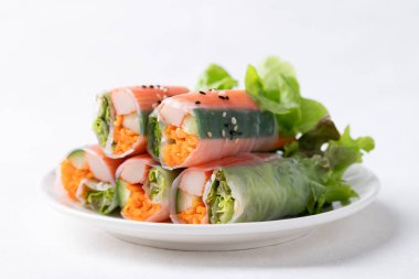 Yengeç sopasıyla salata rulosu, havuç, salatalık ve pirinç kağıdıyla sarılmış marul.