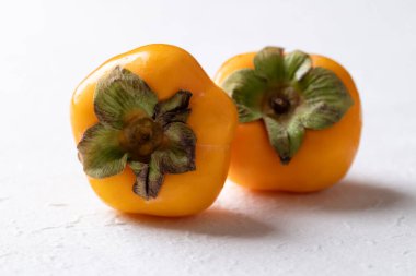 Beyaz arka planda taze olgun hurma, sonbahar tatlı meyvesi