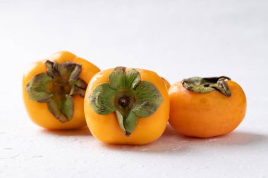 Beyaz arka planda taze olgun hurma, sonbahar tatlı meyvesi