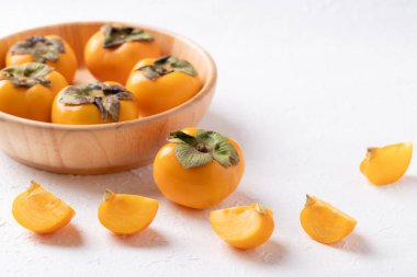 Beyaz arka planda taze olgun hurma, sonbahar tatlı meyvesi