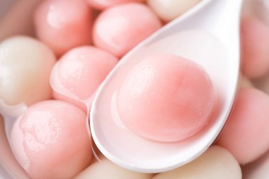 Tangyuan (Çin usulü tatlı hamur tatlısı), şuruplu glutinous pirinç topu, sonbahar fener festivalinin ortasında veya yeni yılda kutlanan tatlı.