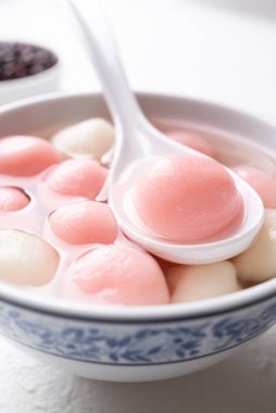 Tangyuan (Çin usulü tatlı hamur tatlısı), şuruplu glutinous pirinç topu, sonbahar fener festivalinin ortasında veya yeni yılda kutlanan tatlı.