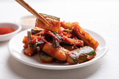 Kore kimchi salatalığı yemeye hazır, Kore mezesi, ev yapımı yemekler.