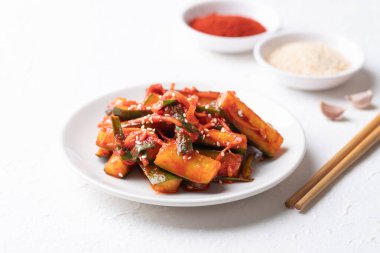 Beyaz arka planda Kore kimchi salatalığı, Kore mezesi, ev yapımı yemek.