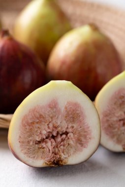 Taze yarım incir ve tam meyve, Sonbahar sağlıklı meyvesi.