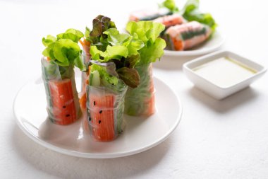 Yengeç sopasıyla salata rulosu, havuç, salatalık ve salatalık soslu pilav kağıdıyla sarılmış salata.