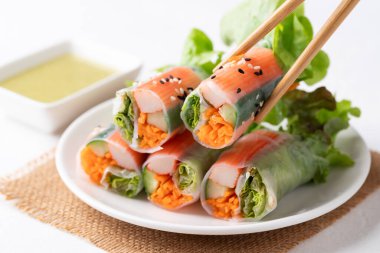 Yengeç sopasıyla salata rulosu, havuç, salatalık ve salatalık soslu pilav kağıdıyla sarılmış salata.