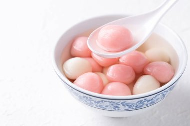 Tangyuan (Çin usulü tatlı hamur tatlısı), şuruplu glutinous pirinç topu, sonbahar fener festivalinin ortasında veya yeni yılda kutlanan tatlı.